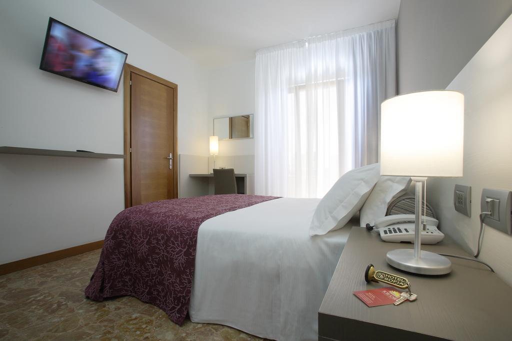 Hotel Sofia ลิโดดิเยโซโล ภายนอก รูปภาพ