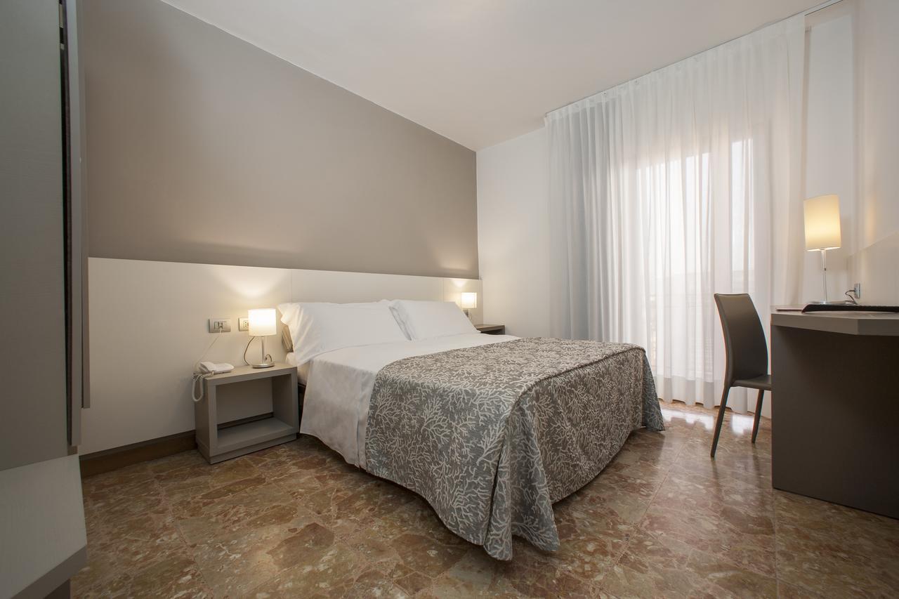 Hotel Sofia ลิโดดิเยโซโล ภายนอก รูปภาพ