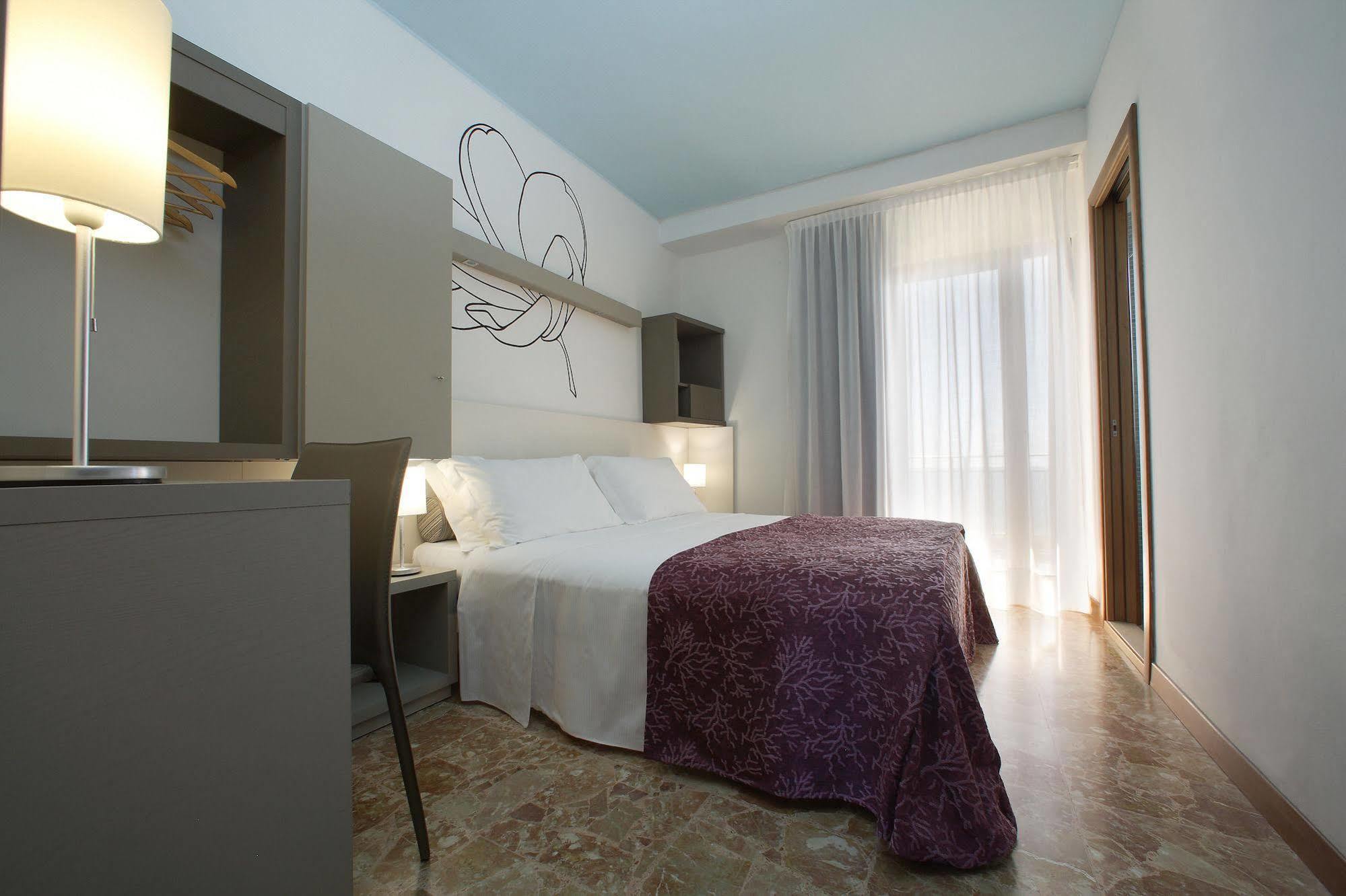 Hotel Sofia ลิโดดิเยโซโล ภายนอก รูปภาพ