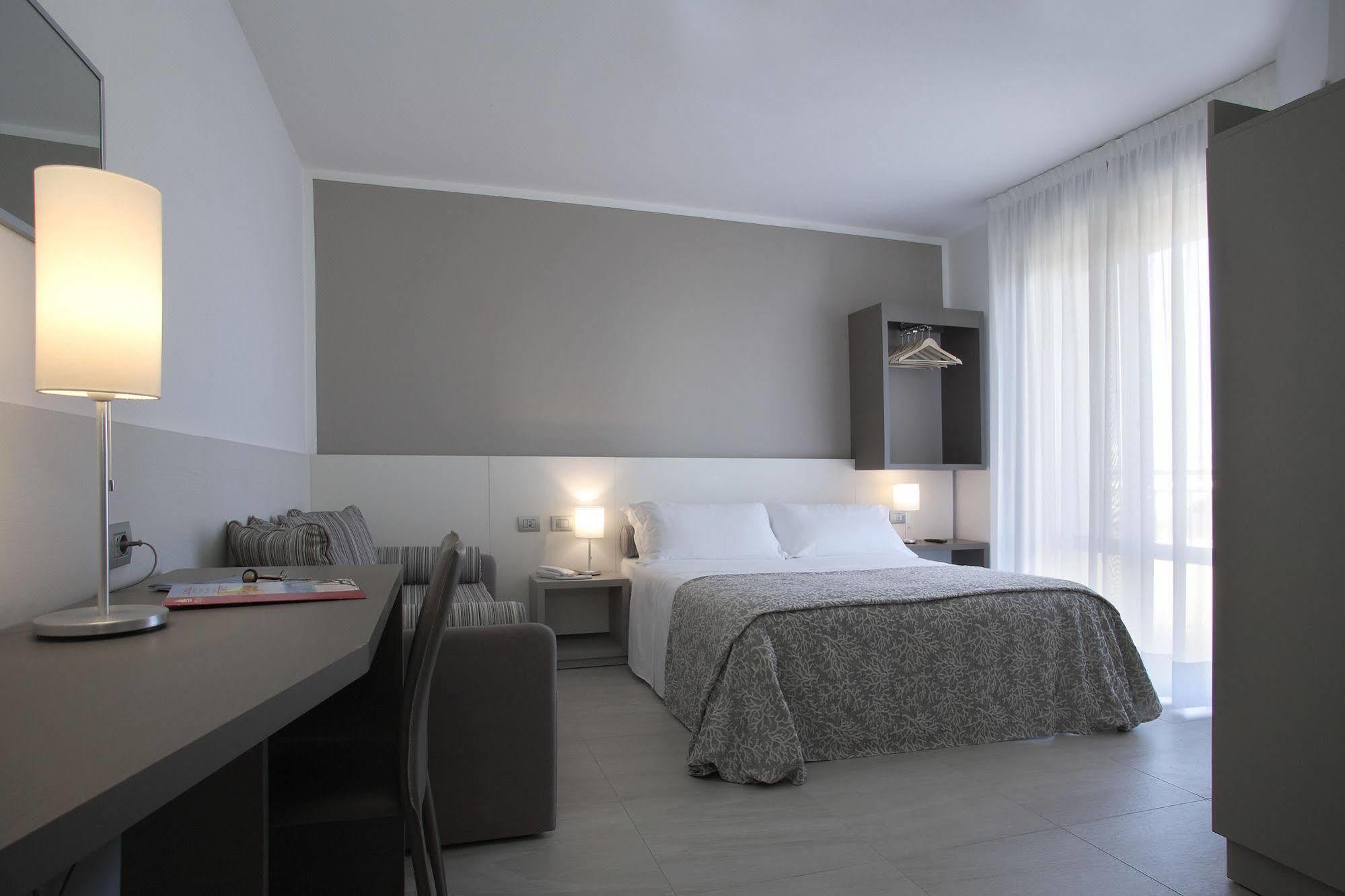 Hotel Sofia ลิโดดิเยโซโล ภายนอก รูปภาพ