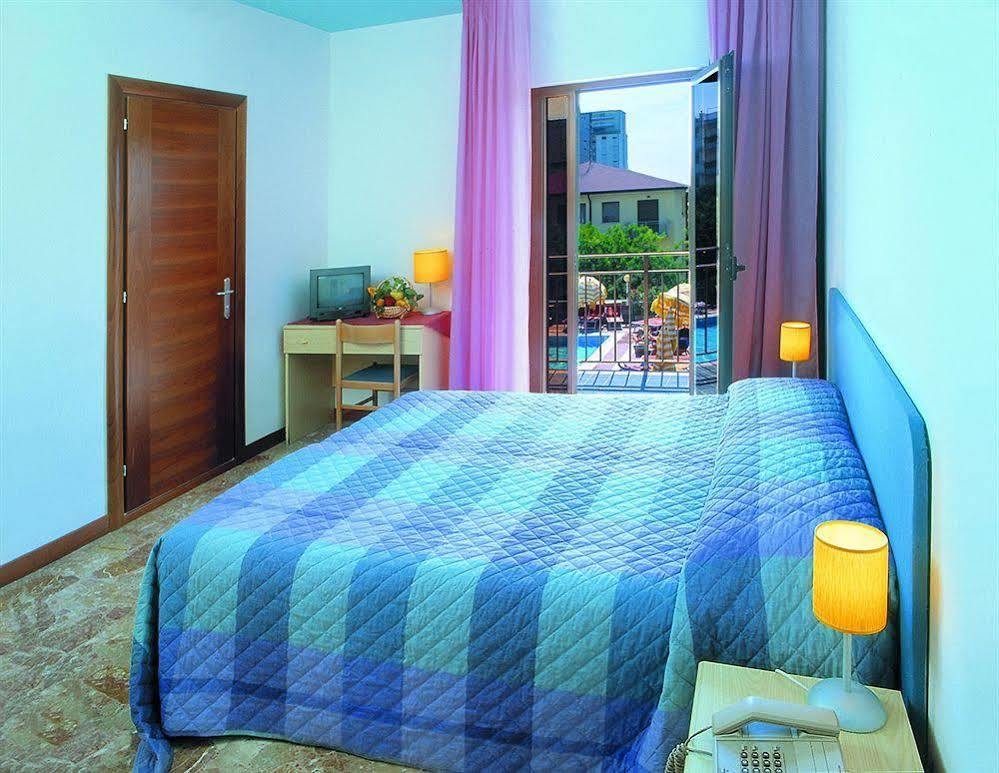 Hotel Sofia ลิโดดิเยโซโล ภายนอก รูปภาพ