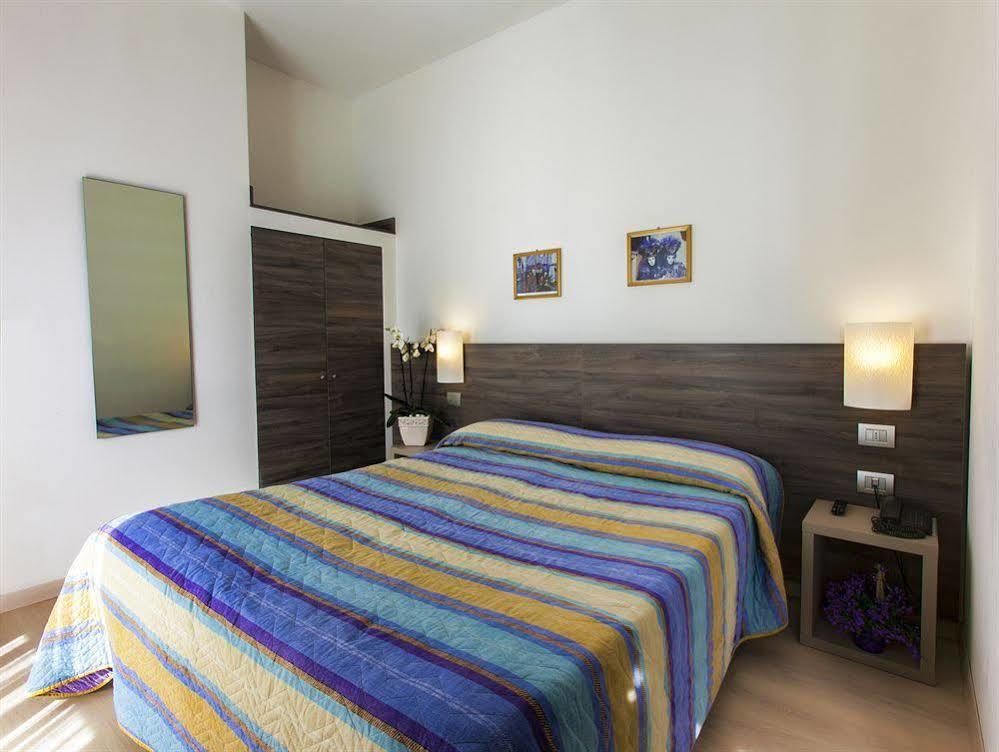 Hotel Sofia ลิโดดิเยโซโล ภายนอก รูปภาพ