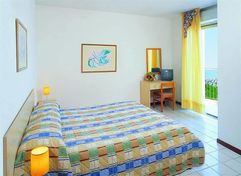 Hotel Sofia ลิโดดิเยโซโล ภายนอก รูปภาพ
